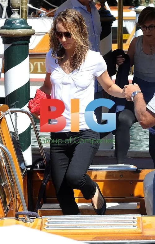 Natalie Portman boarding boat in Italy
