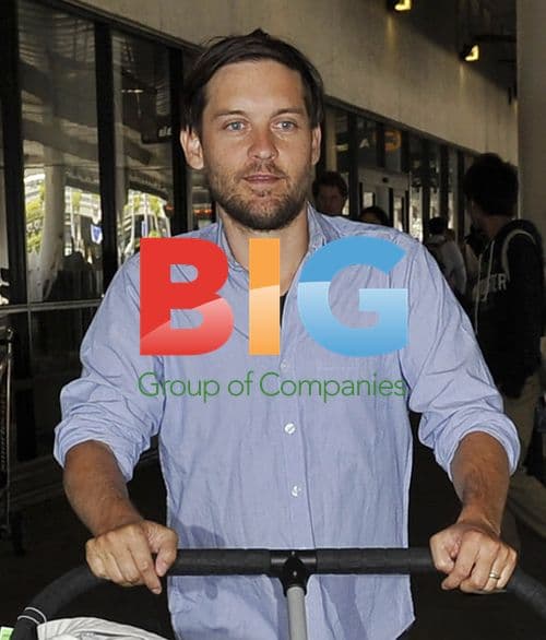 Tobey Maguire with family at LAX
