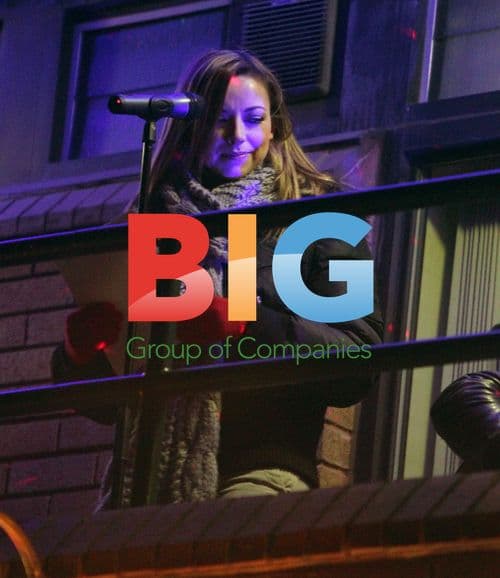 Charlotte Church & Jonathan Powell Perform Christmas Carols