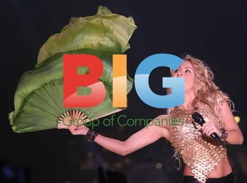 Shakira Performs in Paris
