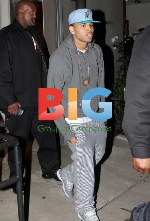 Chris Brown Holiday Shopping with Girlfriend