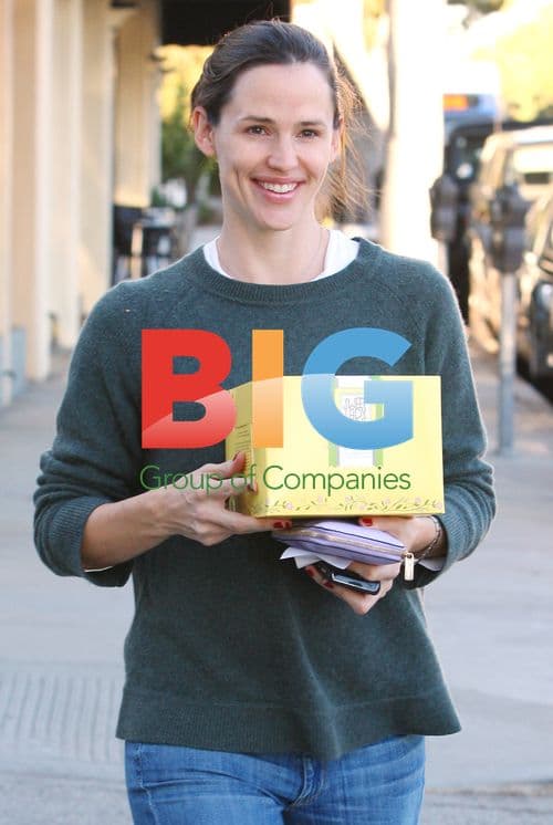 Jennifer Garner buys sweets in Santa Monica