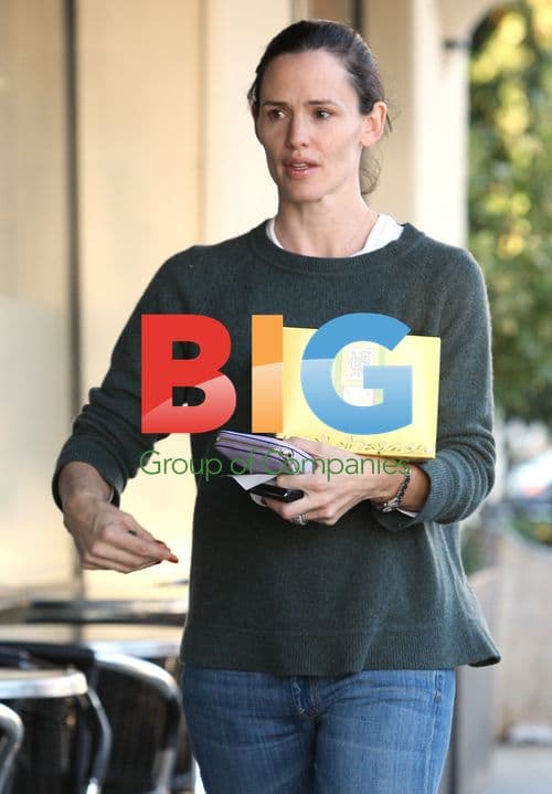 Jennifer Garner Picks Up Sweets