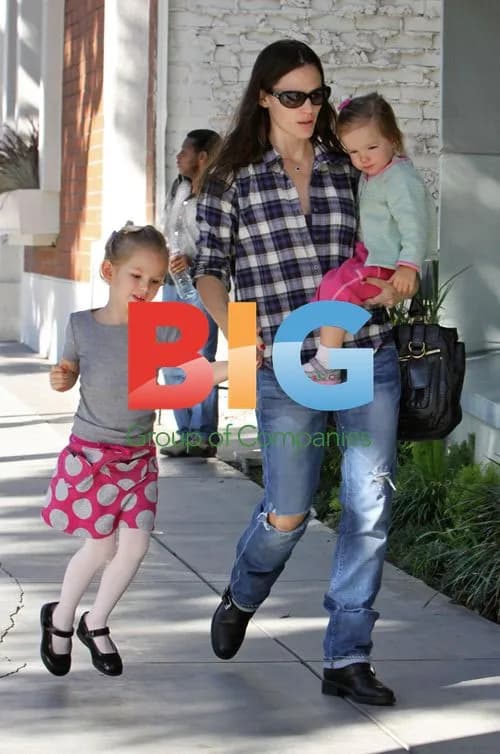 Jennifer Garner and Daughters Paint