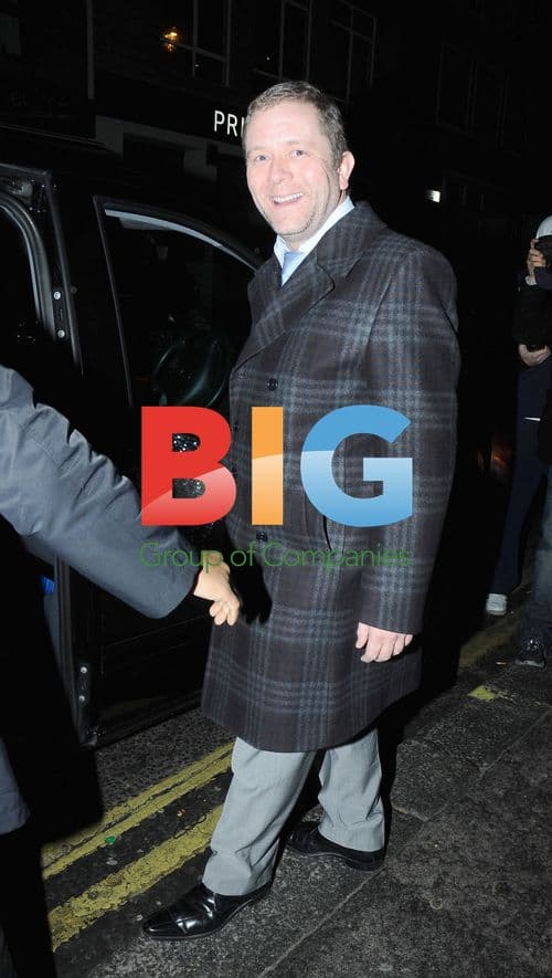 Comedian Chats with Blondes at London Restaurant