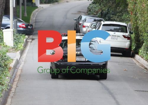 Katie Holmes Talks to Police Officer