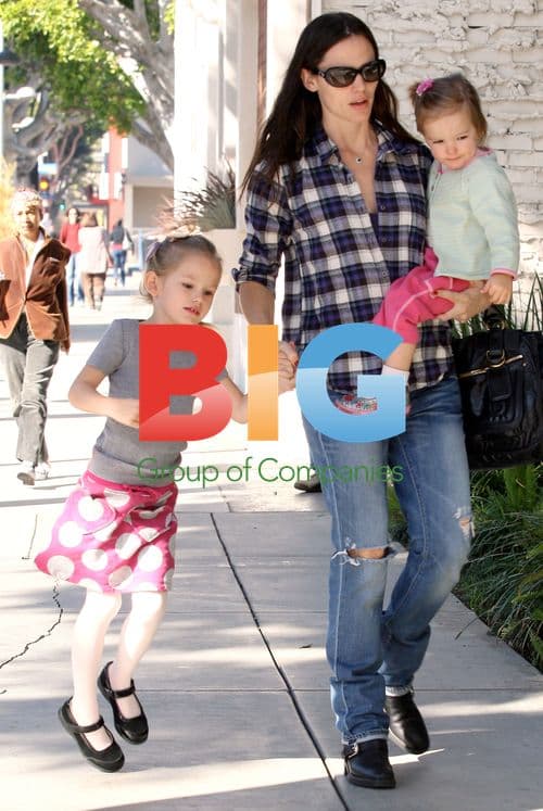 Jennifer Garner with daughters at arts store