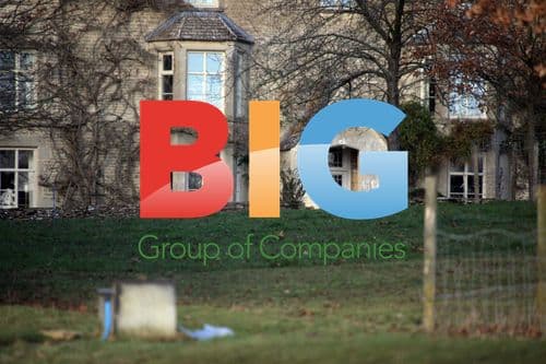 Elizabeth Hurley\'s Husband Arun Nayar Smoking Outside