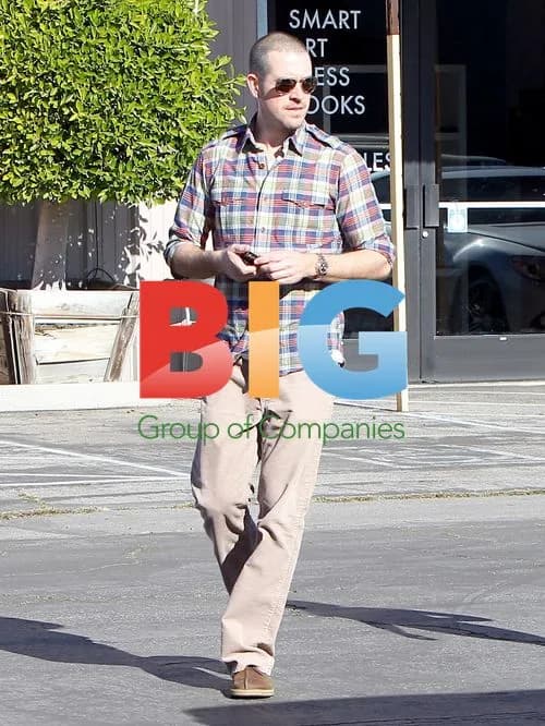 Reese Witherspoon and family shopping