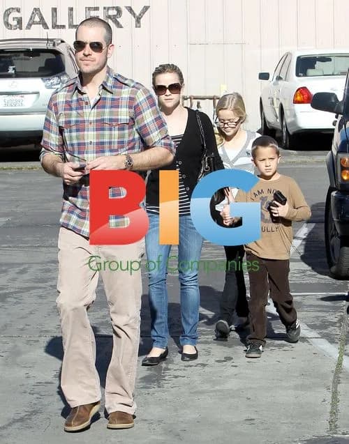 Reese Witherspoon out shopping with family