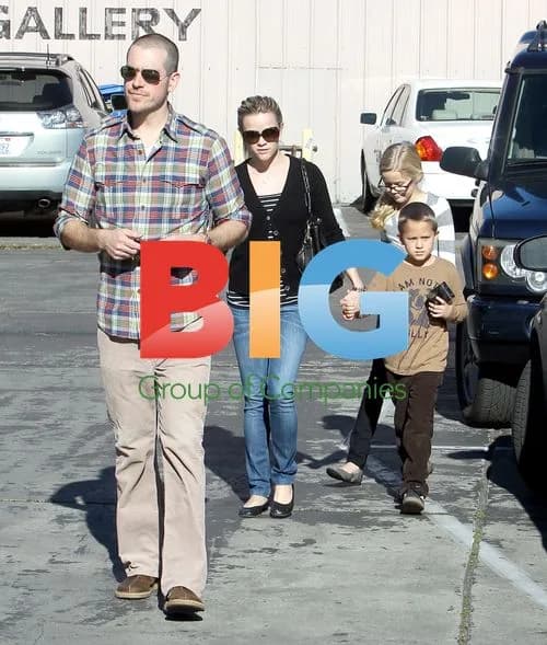 Reese Witherspoon and family shopping