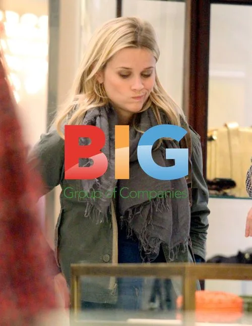 Reese Witherspoon Christmas Shopping