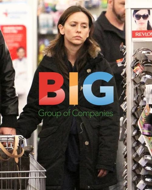 Jennifer Love Hewitt Shops With Boyfriend