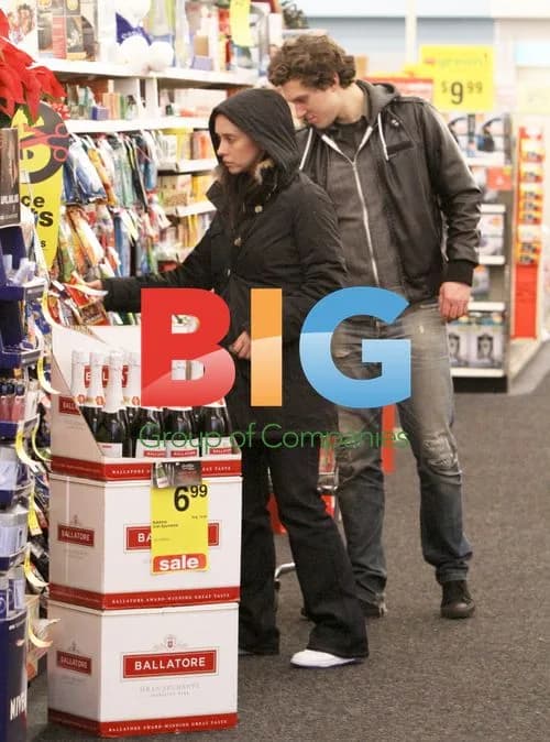 Jennifer Love Hewitt Shopping With Boyfriend