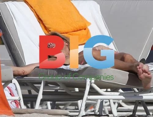 Claire Chazal relaxing on beach with boyfriend in Miami