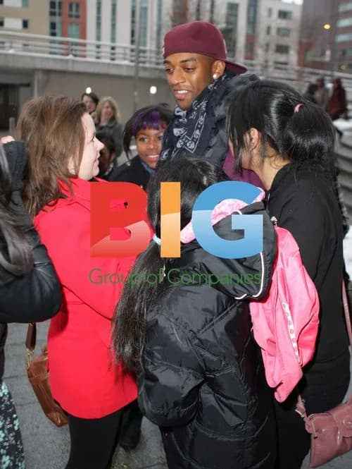 JLS Oritse Williams Mobbed by Fans