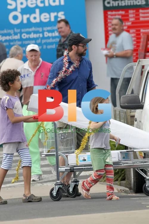 Hugh Jackman Shopping with Kids
