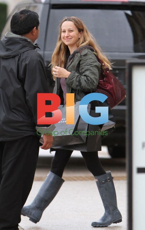 Jennifer Meyer Leaves Barneys with Tip