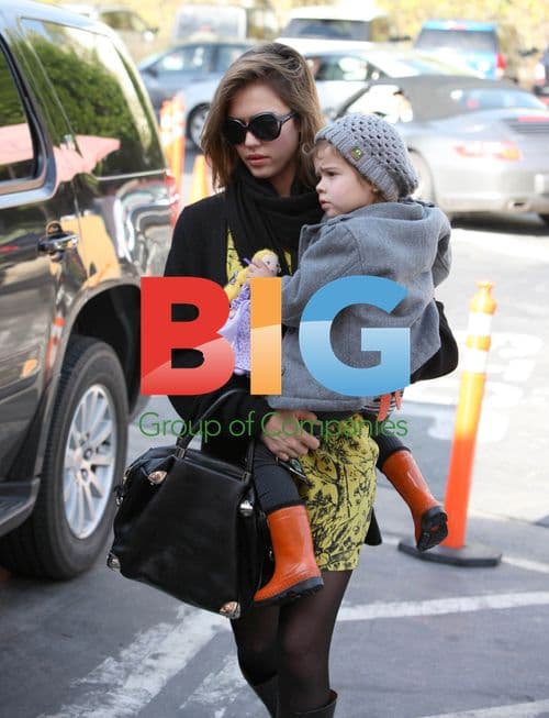 Jessica Alba and daughter shopping