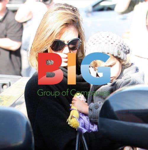 Jessica Alba Shopping with Daughter