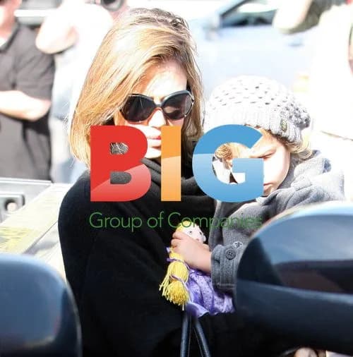 Jessica Alba Shopping with Daughter