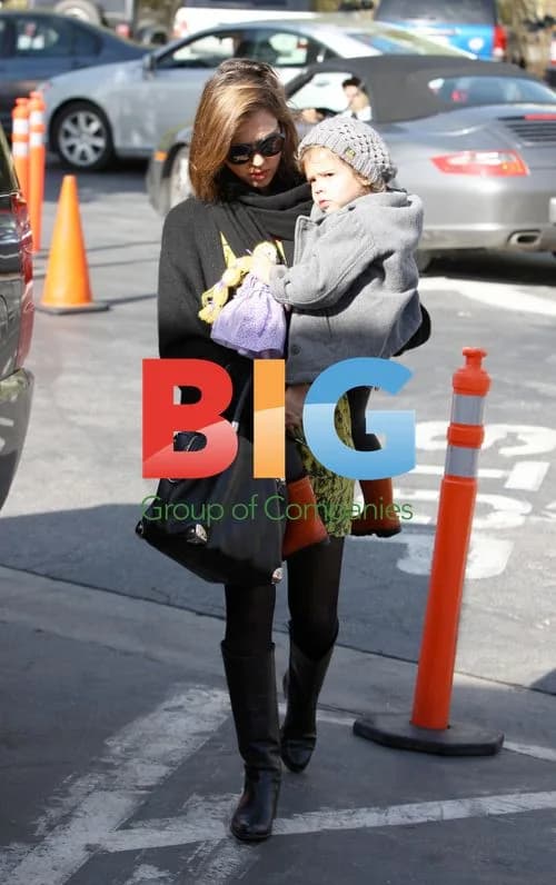 Jessica Alba Shopping with Daughter