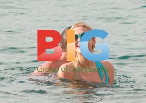 Paris Hilton and Cy Waits on Maui Beach