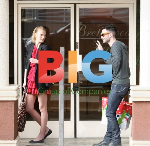 Adam Levine and girlfriend kissing in Brentwood