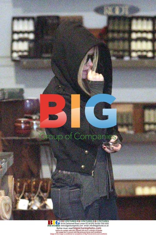 Avril Lavigne Goes Candle Shopping
