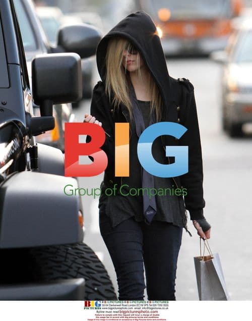 Avril Lavigne goes candle shopping