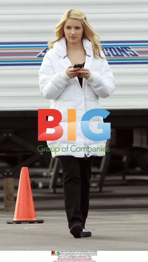 Dianna Argon and Glee Co-Stars on Set