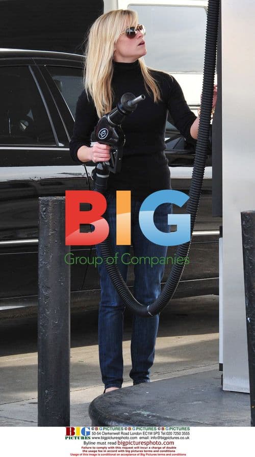 Reese Witherspoon Shopping in LA