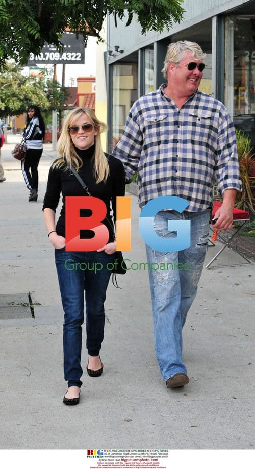 Reese Witherspoon Shopping in LA