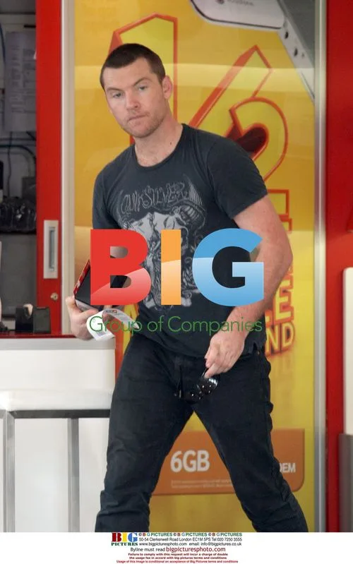 Sam Worthington phone shopping in Sydney