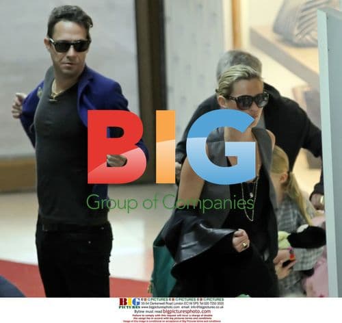 Kate Moss and family depart Thailand