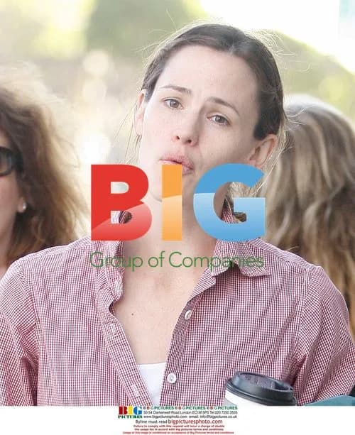 Jennifer Garner Gets Coffee with Friend