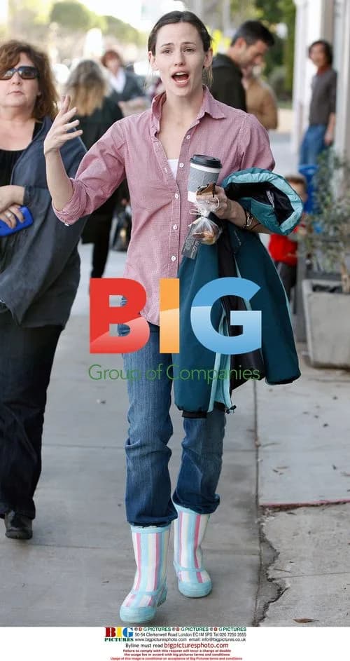 Jennifer Garner gets coffee with friend
