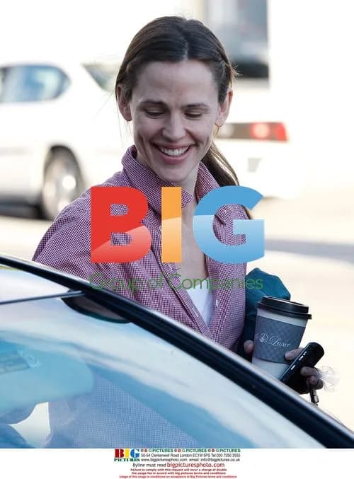 Jennifer Garner Grabs Coffee in Santa Monica