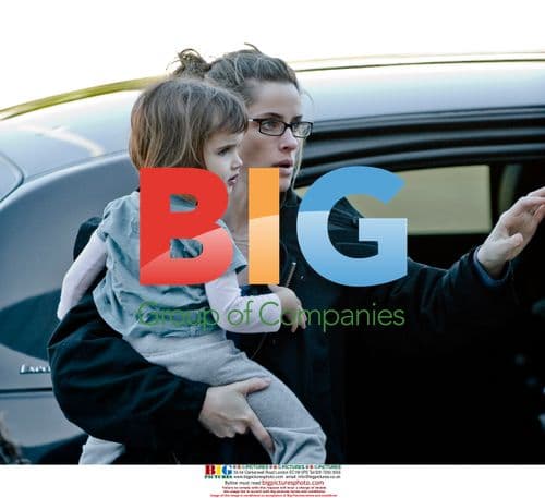 Pregnant Amanda Peet Arriving at LAX