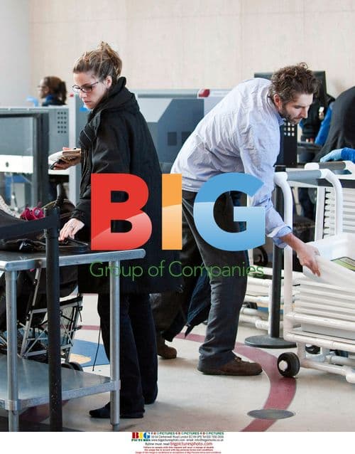 Pregnant Actress Amanda Peet at LAX