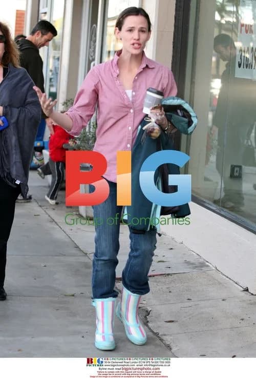 Jennifer Garner Leaves Coffee Shop