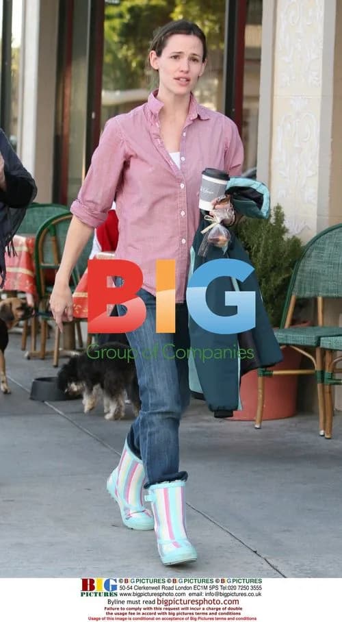 Jennifer Garner Leaving Coffee Shop