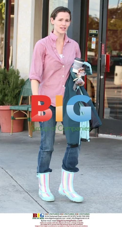Jennifer Garner Leaves Coffee Shop