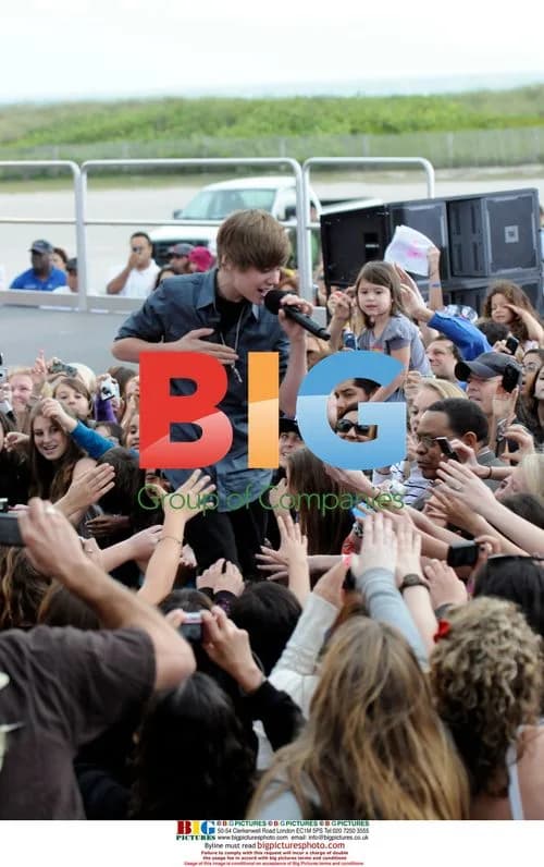 Justin Bieber Performs on The Early Show