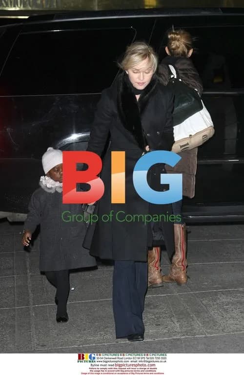 Madonna and Kids Visit Kabbalah Center