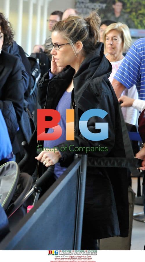 Pregnant Amanda Peet at LAX