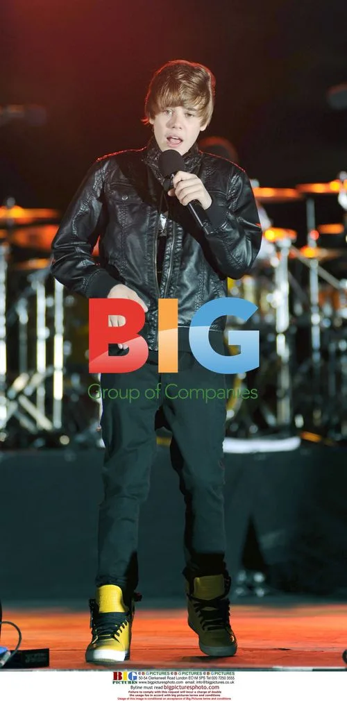 Justin Bieber Rehearsing for CBS Show