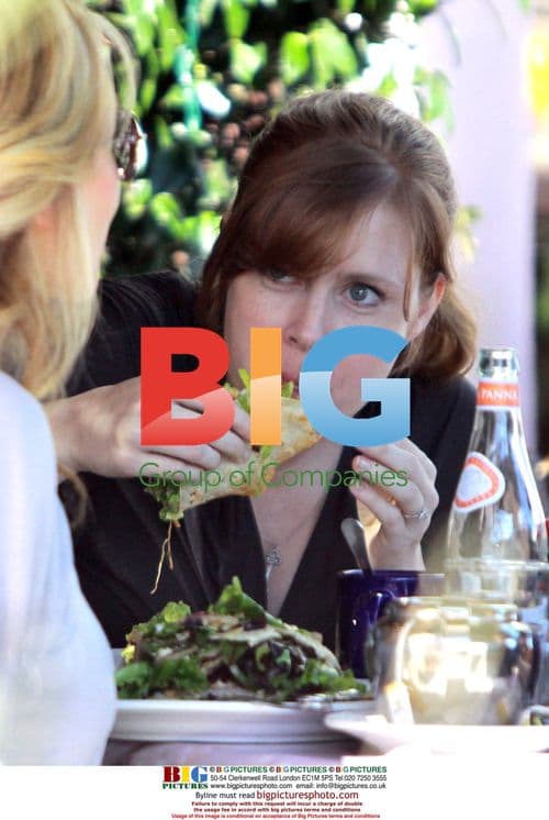 Pregnant Amy Adams Munches Cravings