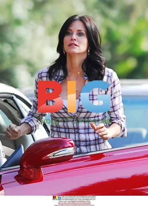 Courteney Cox on 'Cougar Town' set
