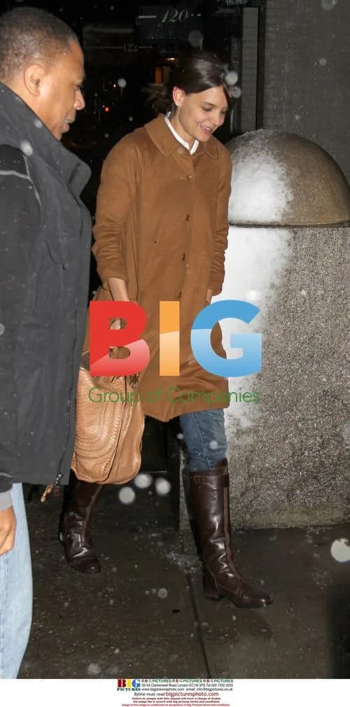 Katie Holmes Leaves Theatre, Goes to Bakery in NYC
